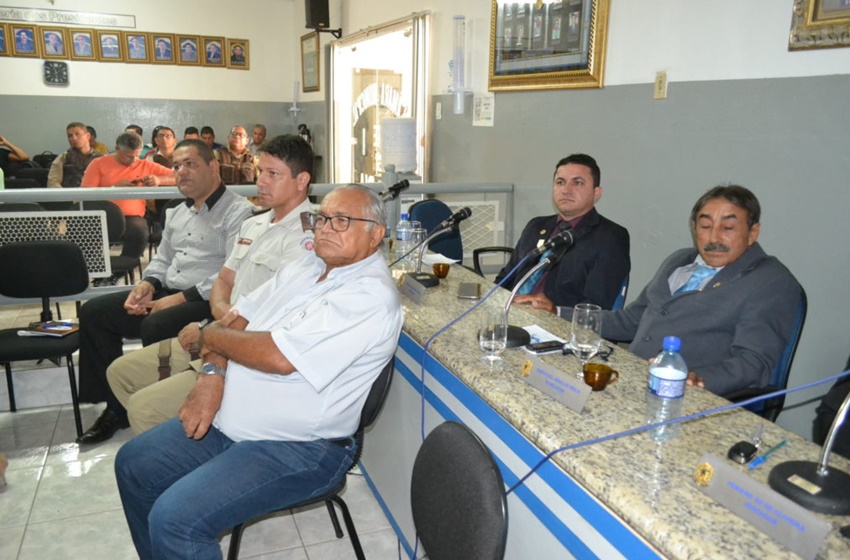 Policarpo vira à direita