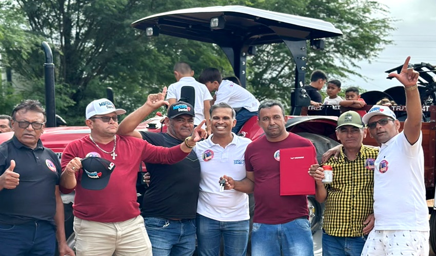 Marconi Daniel entrega trator no povoado Tigre, primeira ação de Ivoneide Caetano dos muitos projetos para a área rural