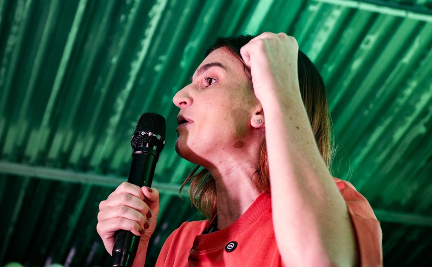Luiza de Deus leva uma das maiores comitivas a ato político com Sobral e se tornou a voz feminina que equilibra o jogo