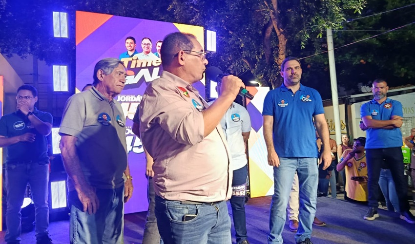 Zé de Abel vai ao palanque de Adolfo e Jordávio e declara que é “fã” de Galinho
